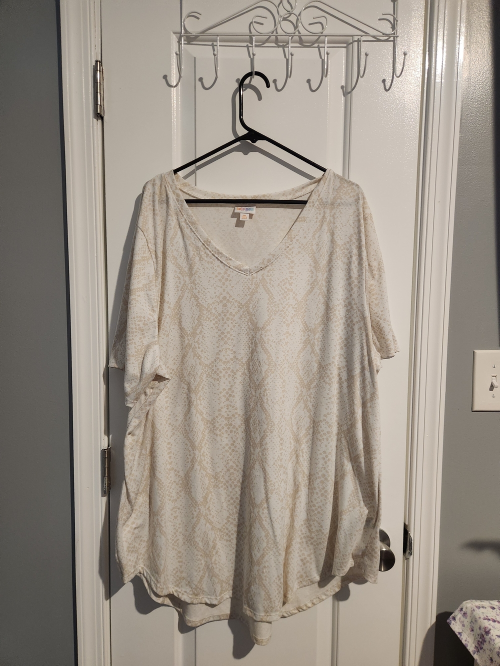 LulaRoe Perfect Tee. Relaxed V-Neck Plus Size Top - Cream Snake Print